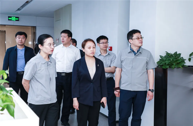 2023年5月15日，河北建材职业技术学院党委书记张明莉一行到EVO视讯官方北京集团进行校企合作交流。